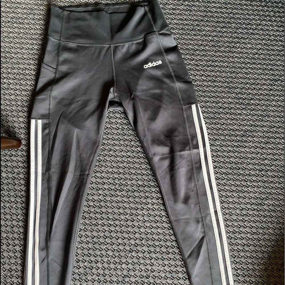 Adudars3stripe active right with a pocket on one side size M